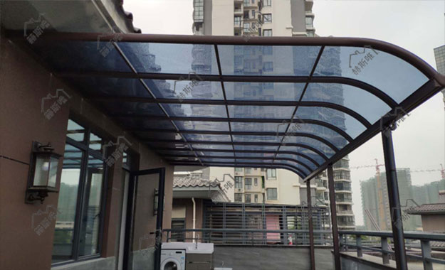 海南?？谟昱?胡先生